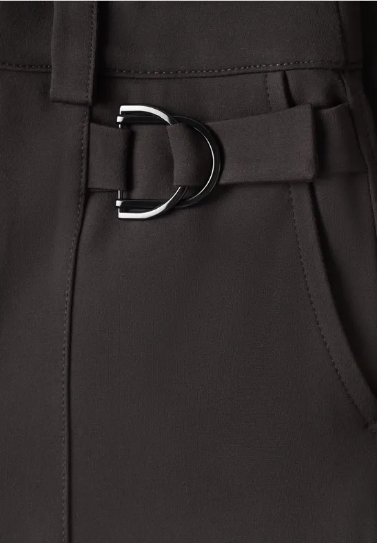 Schwarze Hose mit D-Ring-Metallschnalle an der Taille.