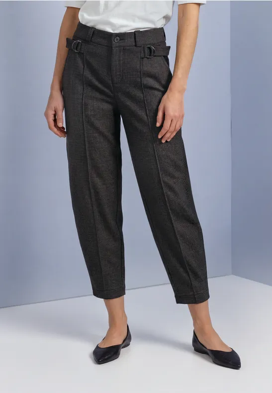 Dunkelgraue, hoch taillierte Hose mit Bügelfalte und Gürtel kombiniert mit schwarzen, spitzen Ballerinas.
