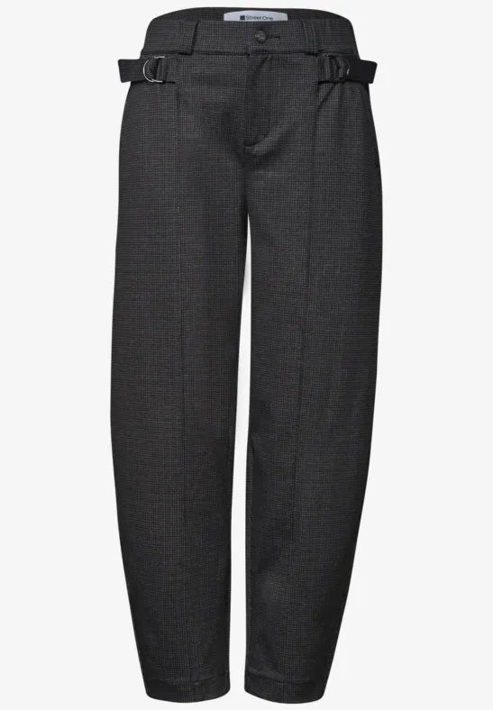 Dunkelgraue, gerade geschnittene Hose mit hoher Taille, seitlichen Schnallen und feinem Strukturmuster.