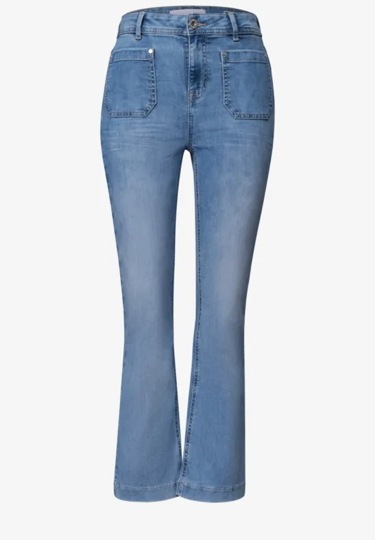 Lichtblauwe bootcut-jeans met hoge taille en opgestikte zakken.