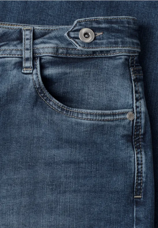 Nahaufnahme einer blauen Jeanshose mit Tasche, Gürtelschlaufen und Knopf.
