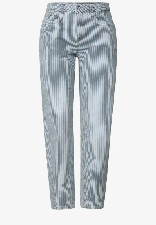 Un jean droit bleu clair à taille haute.