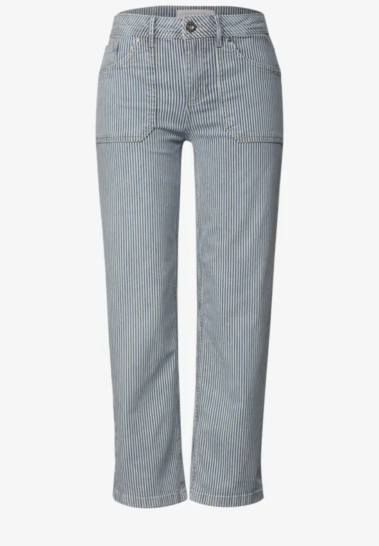 Jean taille haute en denim clair, poches plaquées et coupe droite aux chevilles.