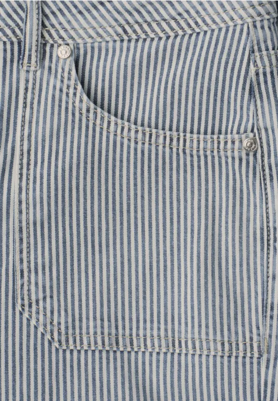 Gros plan d'un jean bleu et blanc à fines rayures avec une poche plaquée en denim.