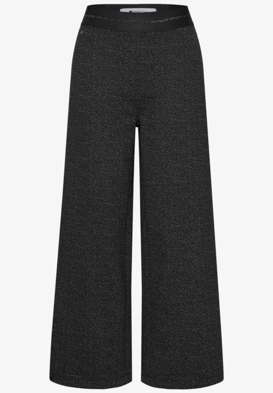 Schwarze, weite Hose mit hohem Bund und locker fallenden Beinen.