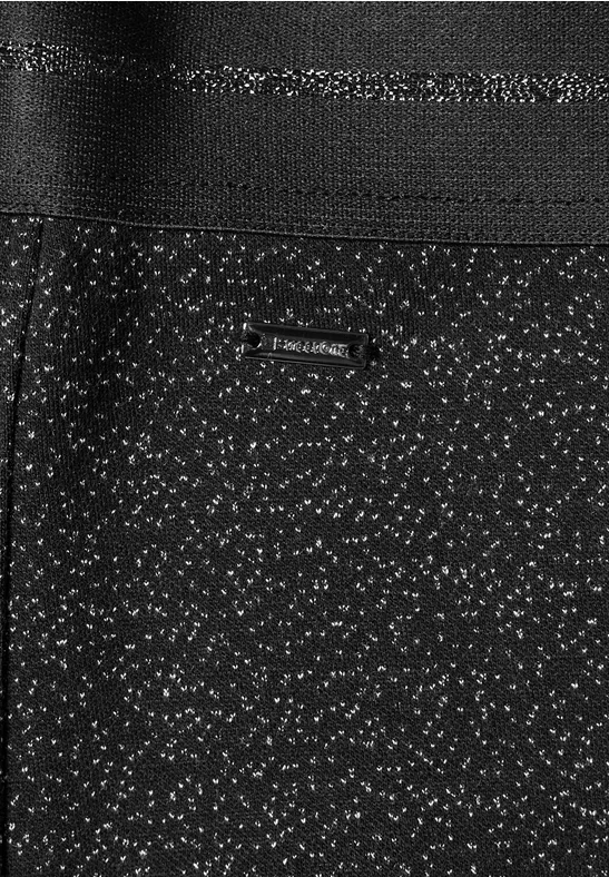 Schwarz-grau gesprenkelter Stoff mit strukturiertem Oberteil und kleinem Metalllabel.