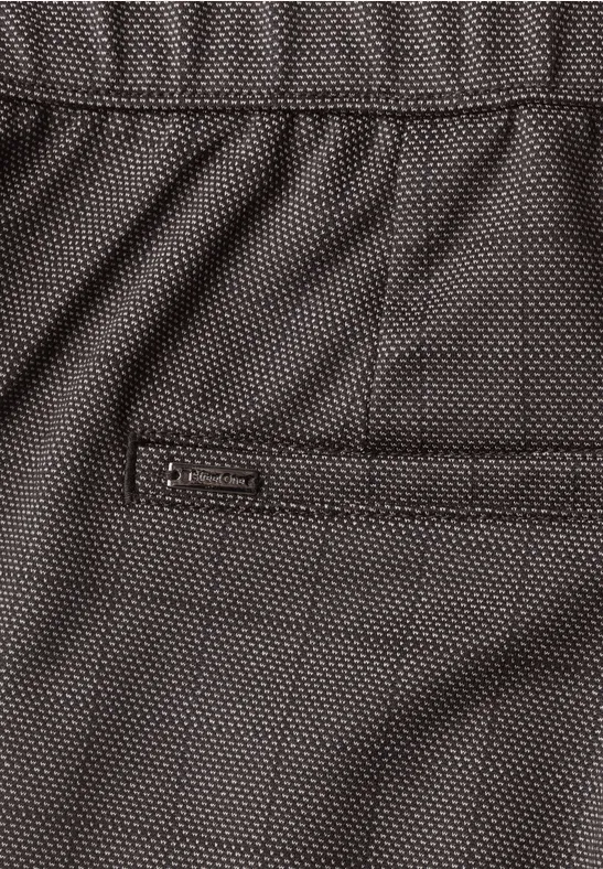 Detailaufnahme eines dunkelgrauen, gepunkteten Stoffhosenbunds mit Gummizug und Gesäßtasche.