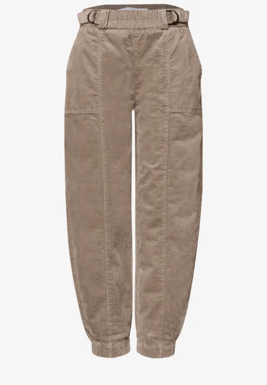 Pantalon cargo beige avec taille élastique et bas serrés.