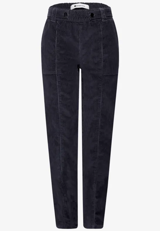 Dunkelblaue Cordhose mit tailliertem Schnitt, geradem Bein und eleganten Bügelfalten.