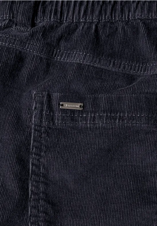 Blau-schwarze Cordhose mit Tasche und kleinem Label am Bund.