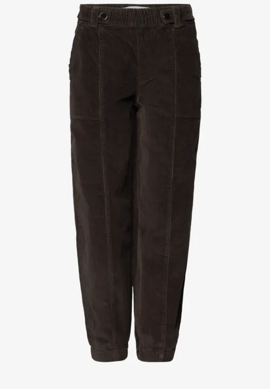 Donkerbruine corduroy broek met verstelbare taille, steekzakken en elastische boorden bij de enkels.