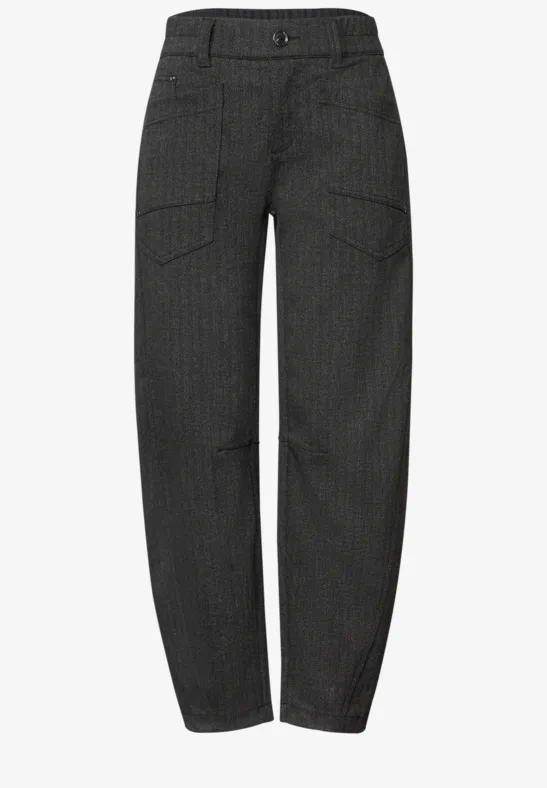 Graue, taillierte Hose mit feinen Nadelstreifen, aufgesetzten Taschen und geradem Bein.