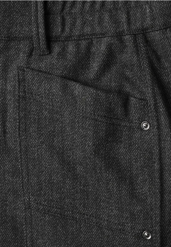 Dunkelgraue Hose mit strukturiertem Stoff, aufgesetzter Tasche und silbernen Nieten.