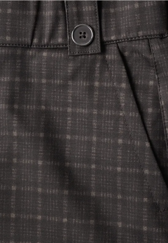 Dunkle, karierte Hose mit Knopf und Tasche in Nahaufnahme