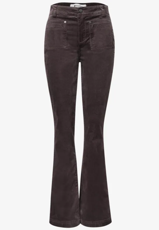 Dunkelbraune Cordhose mit hoher Taille und ausgestellten Beinen.