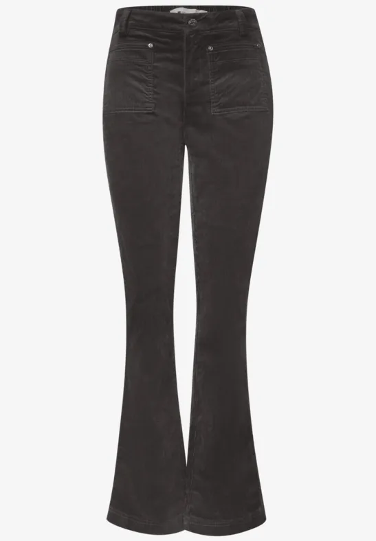 Schwarze, ausgestellte Cordhose mit hoher Taille und Gesäßtaschen.