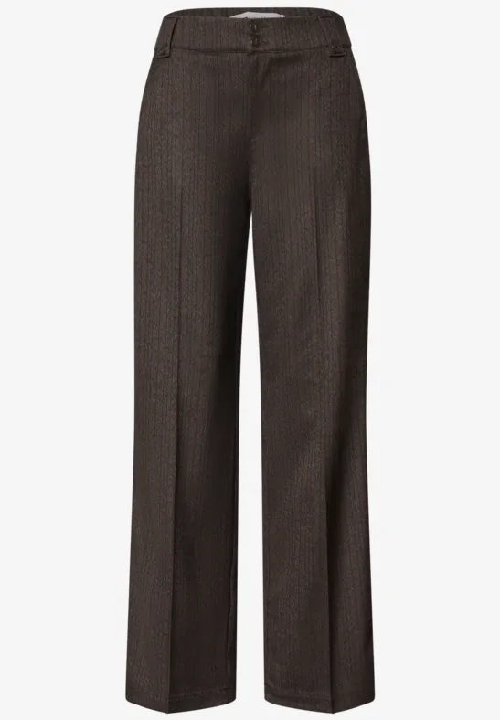 Elegante, gerade geschnittene, dunkelbraune Damenhose aus feinem Stoff mit Bügelfalten.
