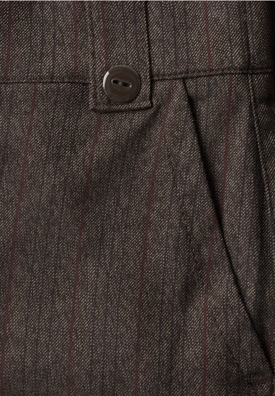 Nahaufnahme einer braunen, melierten Stoffhose mit Bund, Paspeltasche und Knopf.