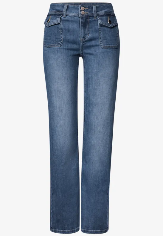 Blaue, gerade geschnittene Jeans mit Taschen, Gürtelschlaufen und Knopfverschluss.