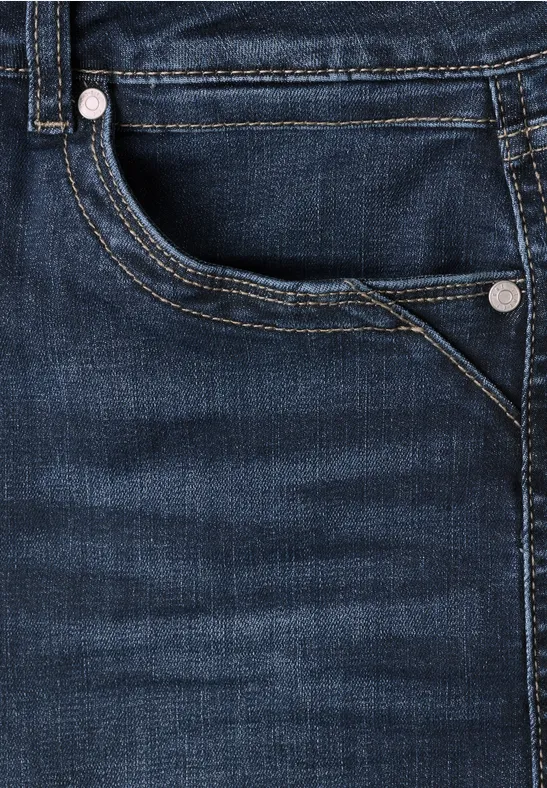 Dunkle Jeans mit sichtbarem Tascheneingriff, Nahtdetails und silbernen Nieten.