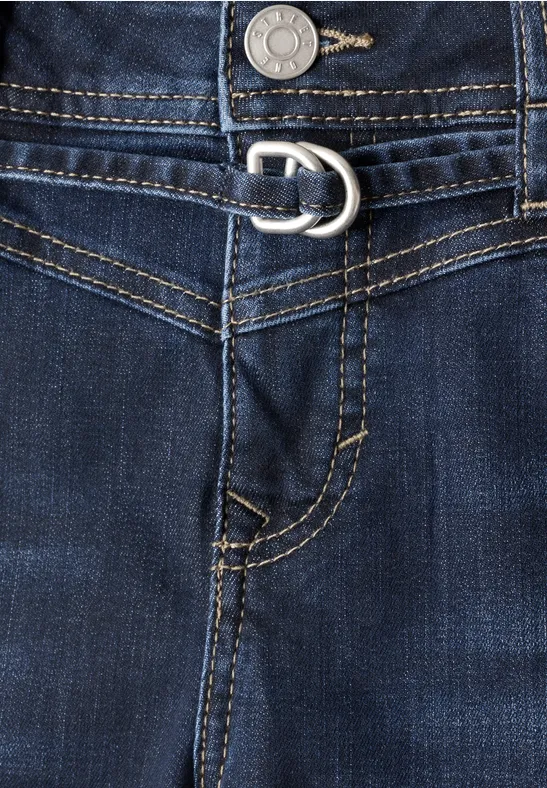 Nahaufnahme einer blauen Jeanshose mit Gürtel und D-Ring-Schließe.