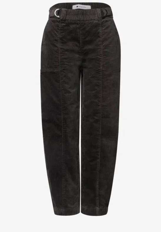 Zwarte rechte broek met riem en zijzakken