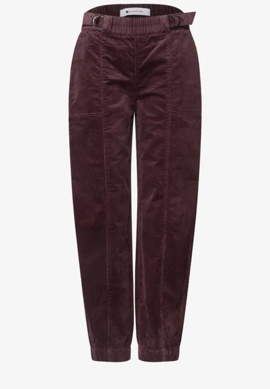 Burgunderrote Cordhose mit hohem Bund und Gürtel