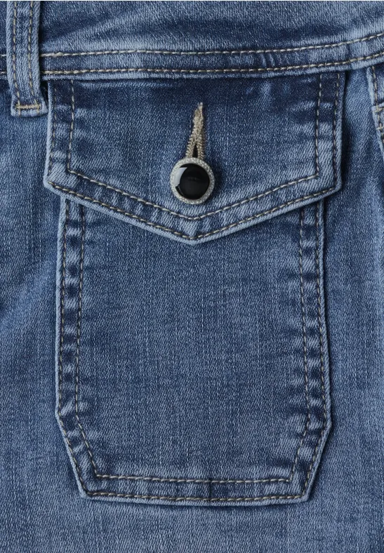 Blauer Jeansstoff mit aufgesetzter Tasche und Metallring als Verschluss.