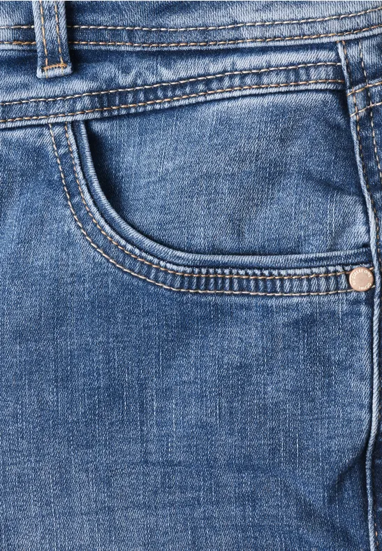 Nahaufnahme einer blauen Jeans-Tasche.