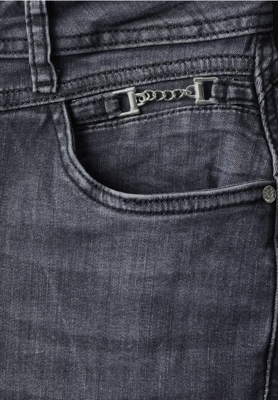 Schwarze Jeans mit Reißverschlusstasche und sichtbaren Nähten