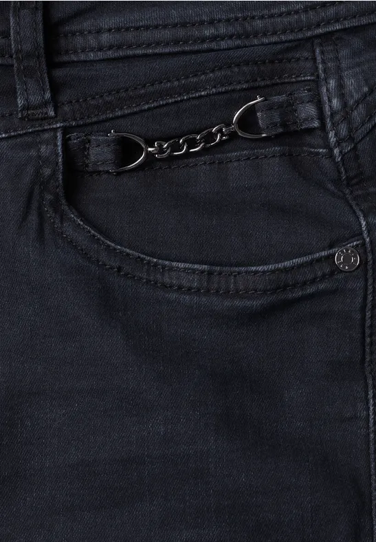Schwarze Jeans mit dekorativem Metallketten-Detail an der kleinen Fronttasche.