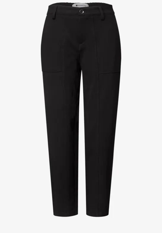 Schwarze, gerade geschnittene Hose mit zwei aufgesetzten Taschen und elastischem Bund.