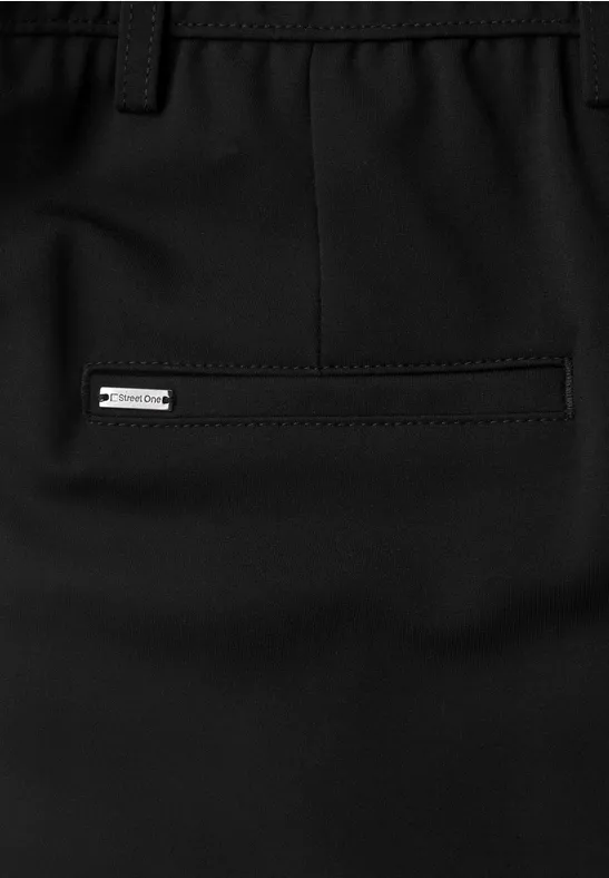 Schwarze Hose mit Gesäßtasche und kleinem Metall-Logo auf der Naht.