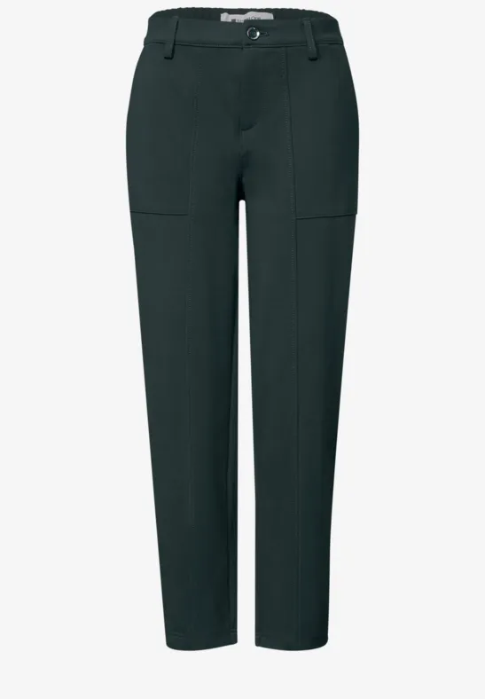 Schwarze, gerade geschnittene Hose mit Bund, Gürtelschlaufen und seitlichen Aufsatztaschen.