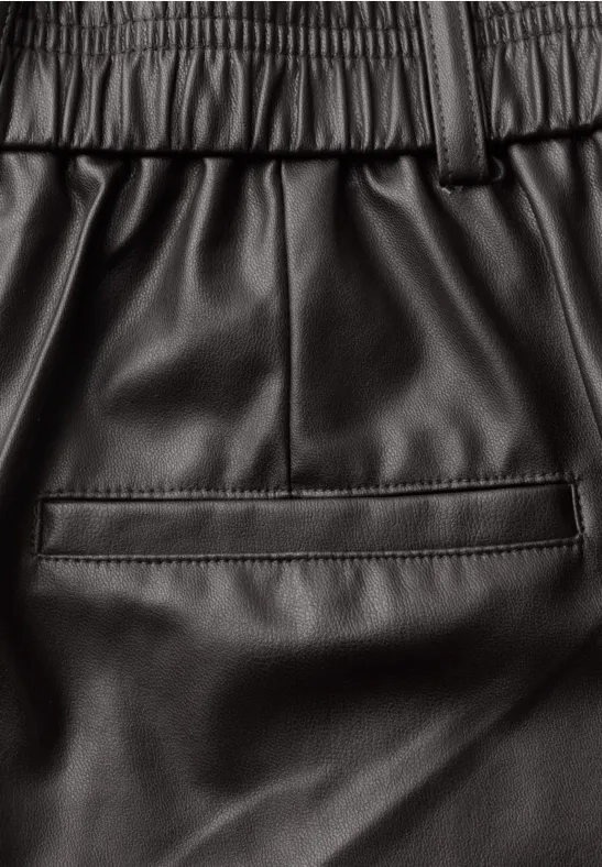 Schwarze Kunstlederhose mit elastischem Bund und Leistentasche am Rücken.