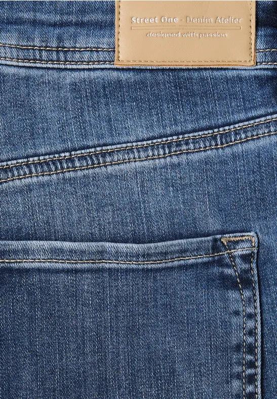 Nahaufnahme blaue Jeans mit sichtbarer Gesäßtasche und markanten Nähten.