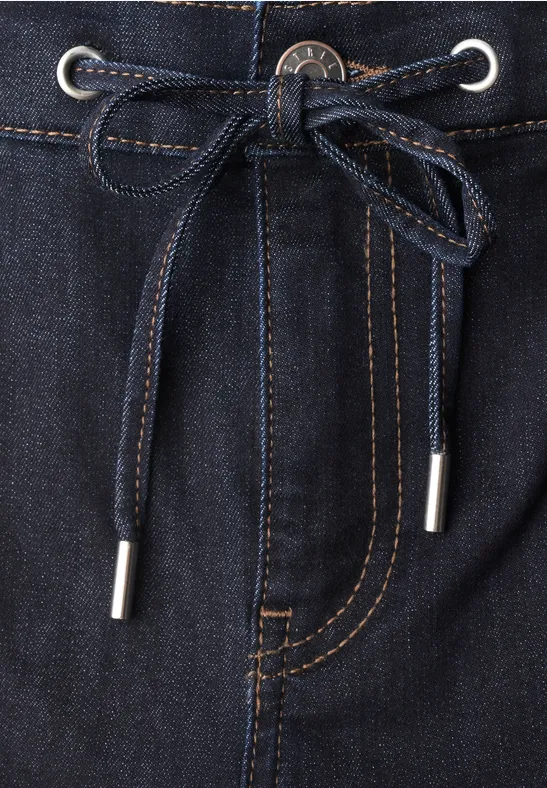 Dunkelblaue Jeans mit Tunnelzug und Schnürband am Bund.