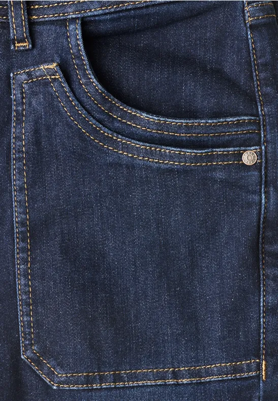 Nahaufnahme einer blauen Jeans mit sichtbarer Tasche und gelben Ziernähten