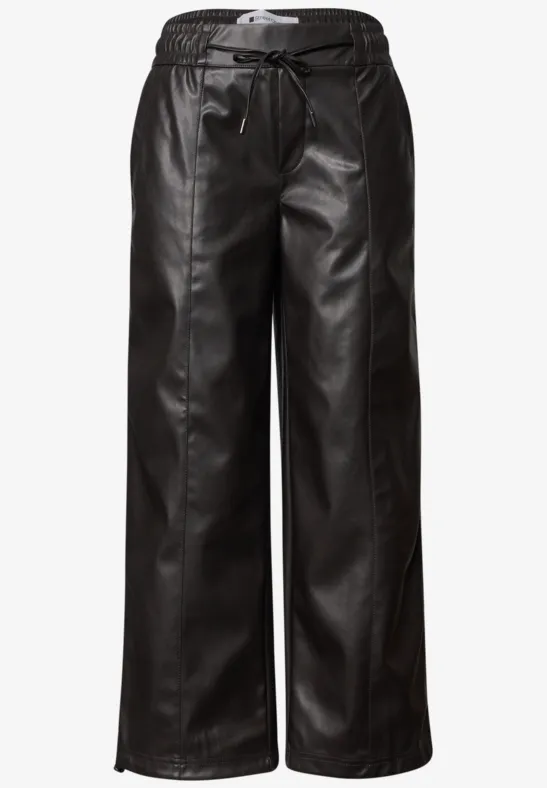 Pantalon large en cuir noir avec cordon de serrage et fentes latérales aux chevilles.