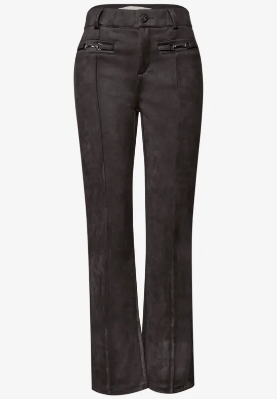 Schwarze Damenhose aus Veloursleder mit ausgestellten Beinen und Reißverschlusstaschen.