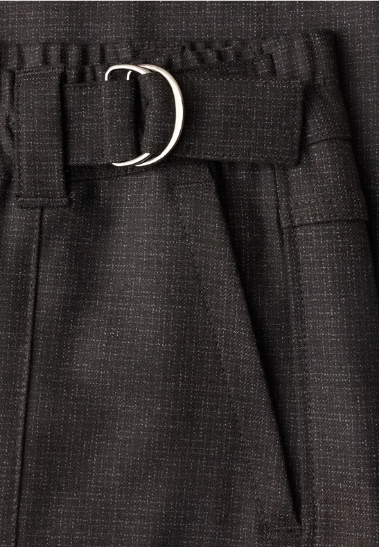 Schwarze Hose mit D-Ring-Gürtel und feiner Struktur