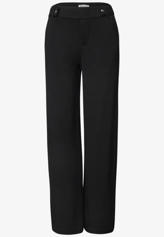 Schwarze, gerade geschnittene Hose mit hohem Bund und Gürtelschlaufen.