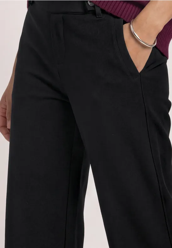 Schwarze weite Hose mit seitlichen Taschen, elegante Stoffhose.