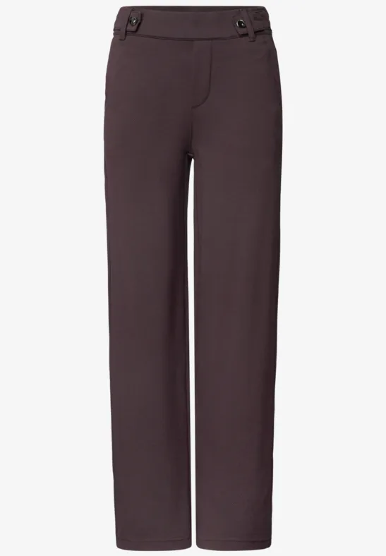 Dunkelbraune, gerade geschnittene Damenhose mit seitlichen Knopfdetails am Taillenbund.