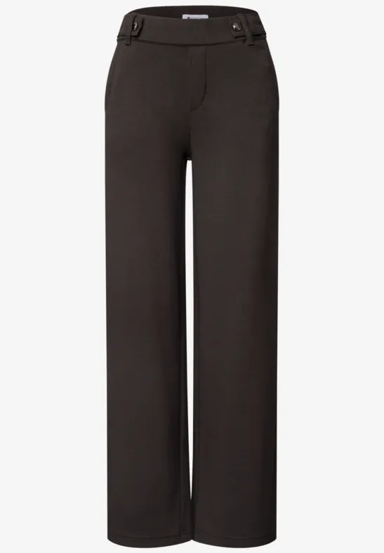 Dunkelbraune Hose mit weitem Bein, hohem Bund und dezenten Gürtelriemen.