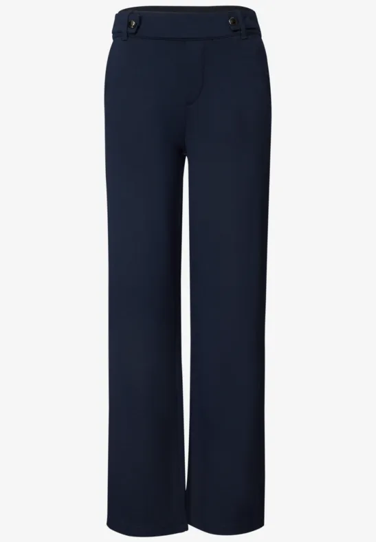 Dunkelblaue Damenhose mit weitem Bein und seitlichen Schnallen am Bund.