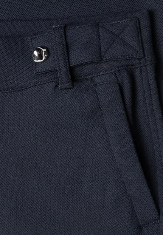 Nahaufnahme einer dunkelblauen Stoffhose mit Gürtelschlaufe und Seitentasche.
