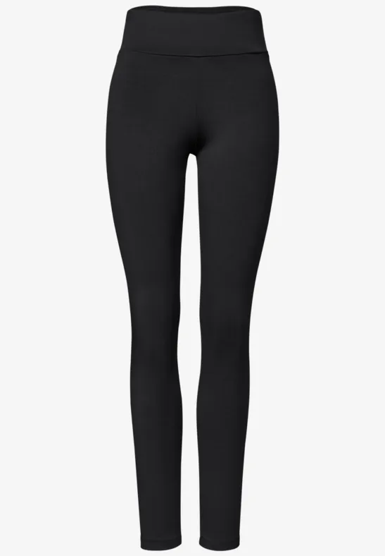 Schwarze, figurbetonte Leggings mit hohem Bund.