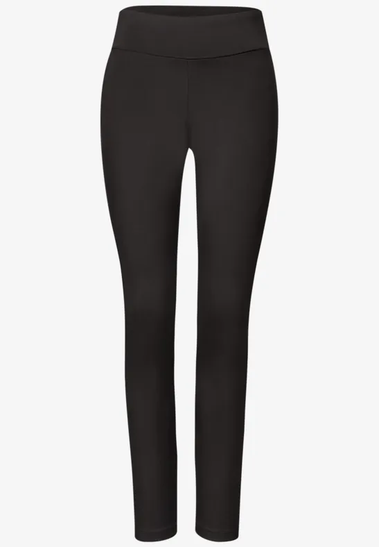 Schwarze, eng anliegende Leggings aus dehnbarem Material.