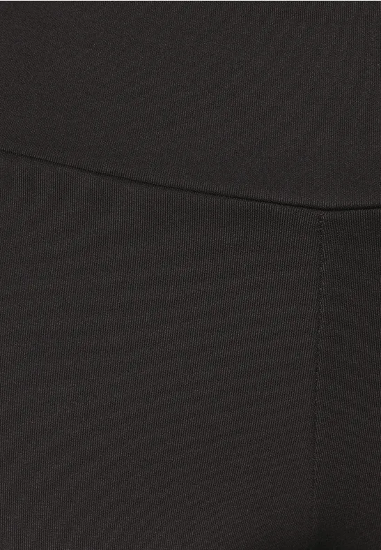 Close-up eines schwarzen Stoffs mit Naht.